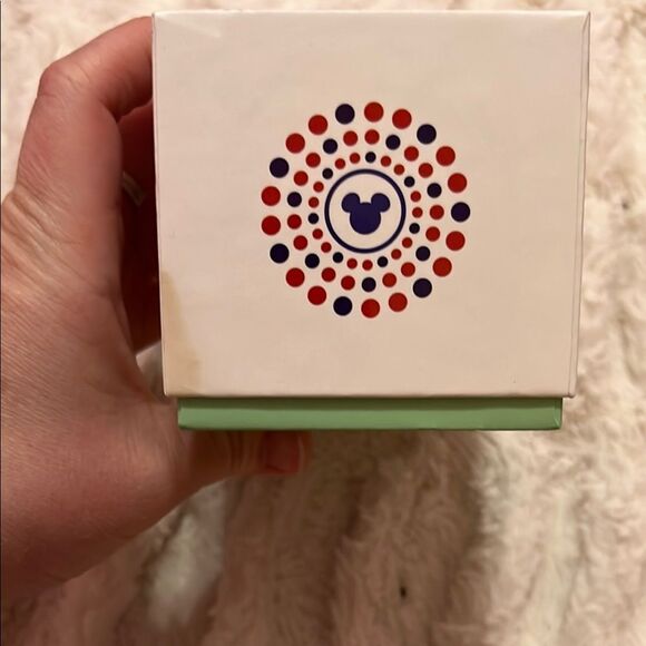 Disney World Epcot United Kingdom Alice White MagicBand LE 1000 - Picture 9 of 9